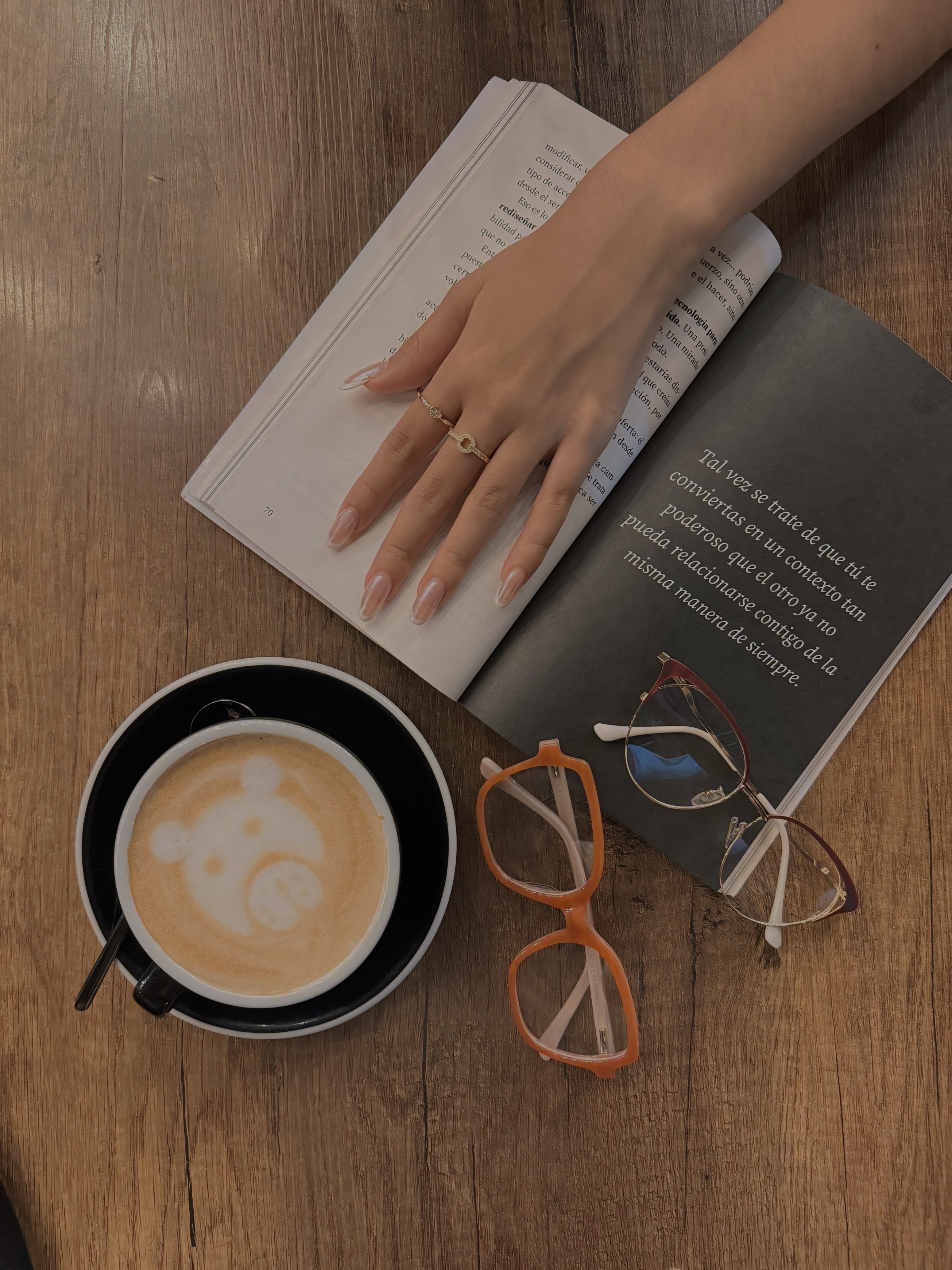 Armazón Aura Gold en modelo — Monturas exclusivas Eyeliv Portoviejo